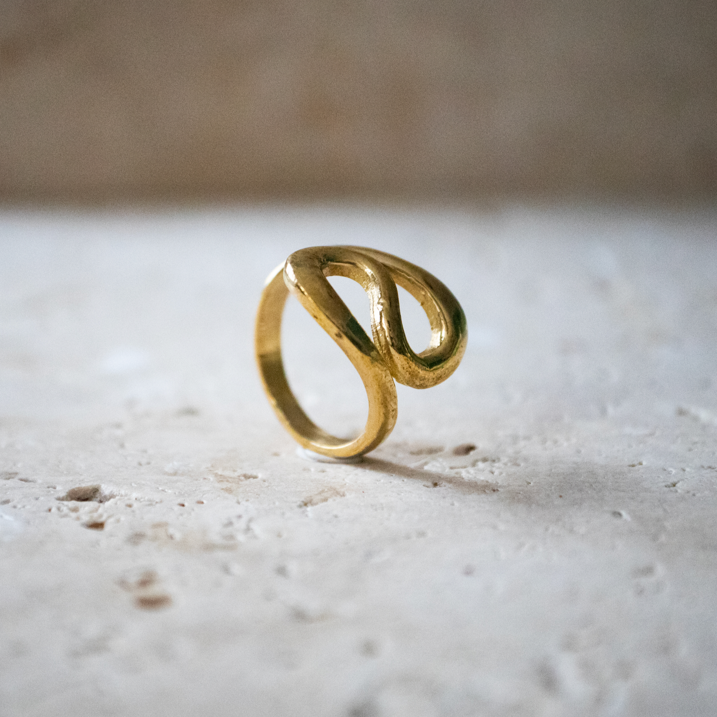 Statement Ring Welle Swirl gold asymmetrisch handgemacht