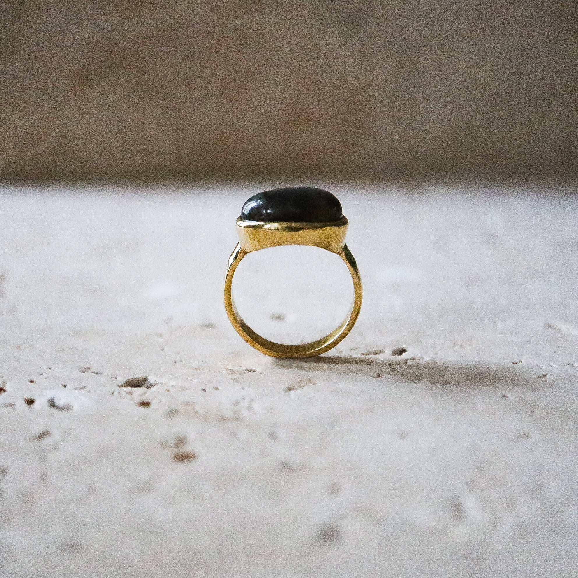 Großer schwarzer Onyx Ring oval gold handgemacht