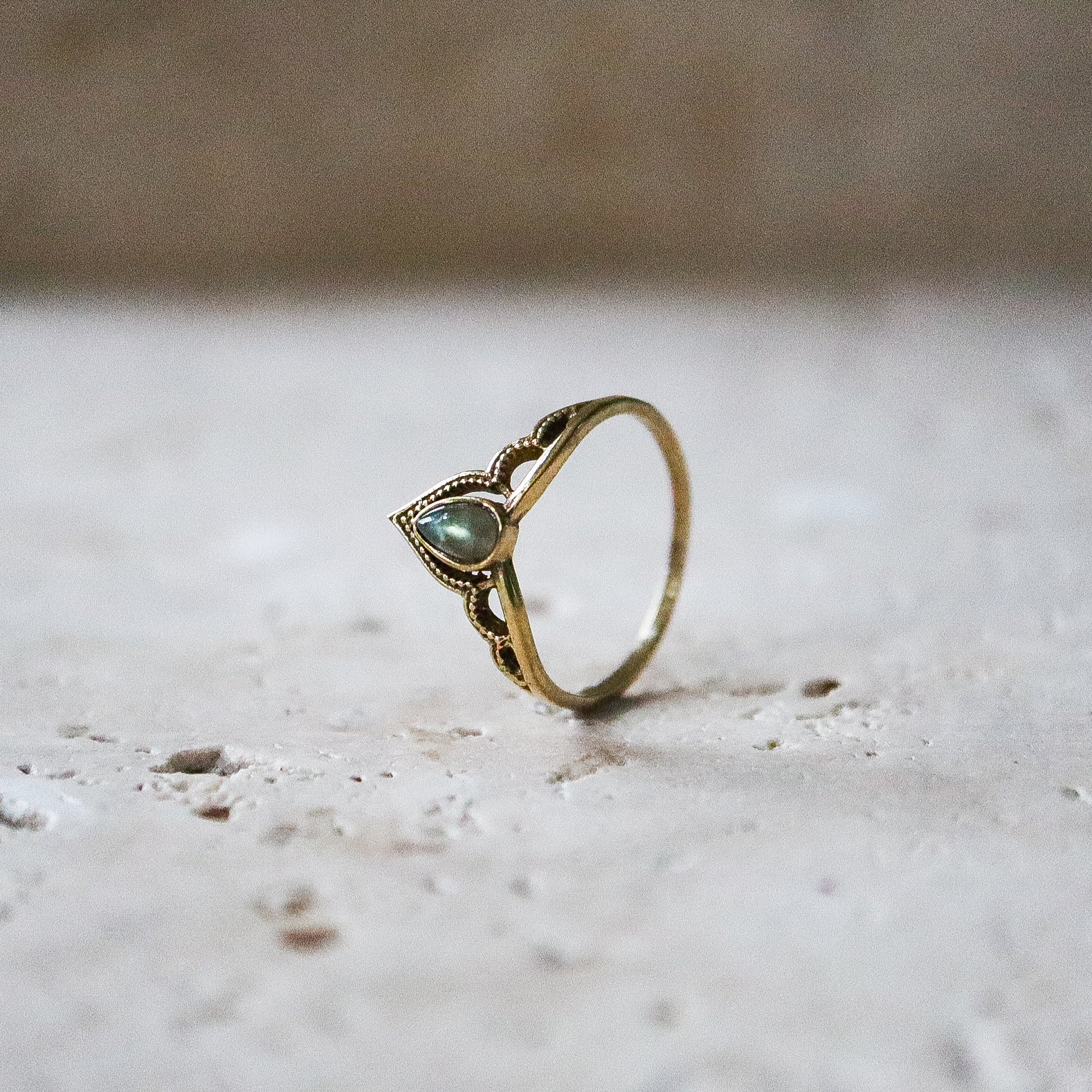 Tiara Kronen Ring mit Labradorit Spitze – Gold aus Messing Handgemacht