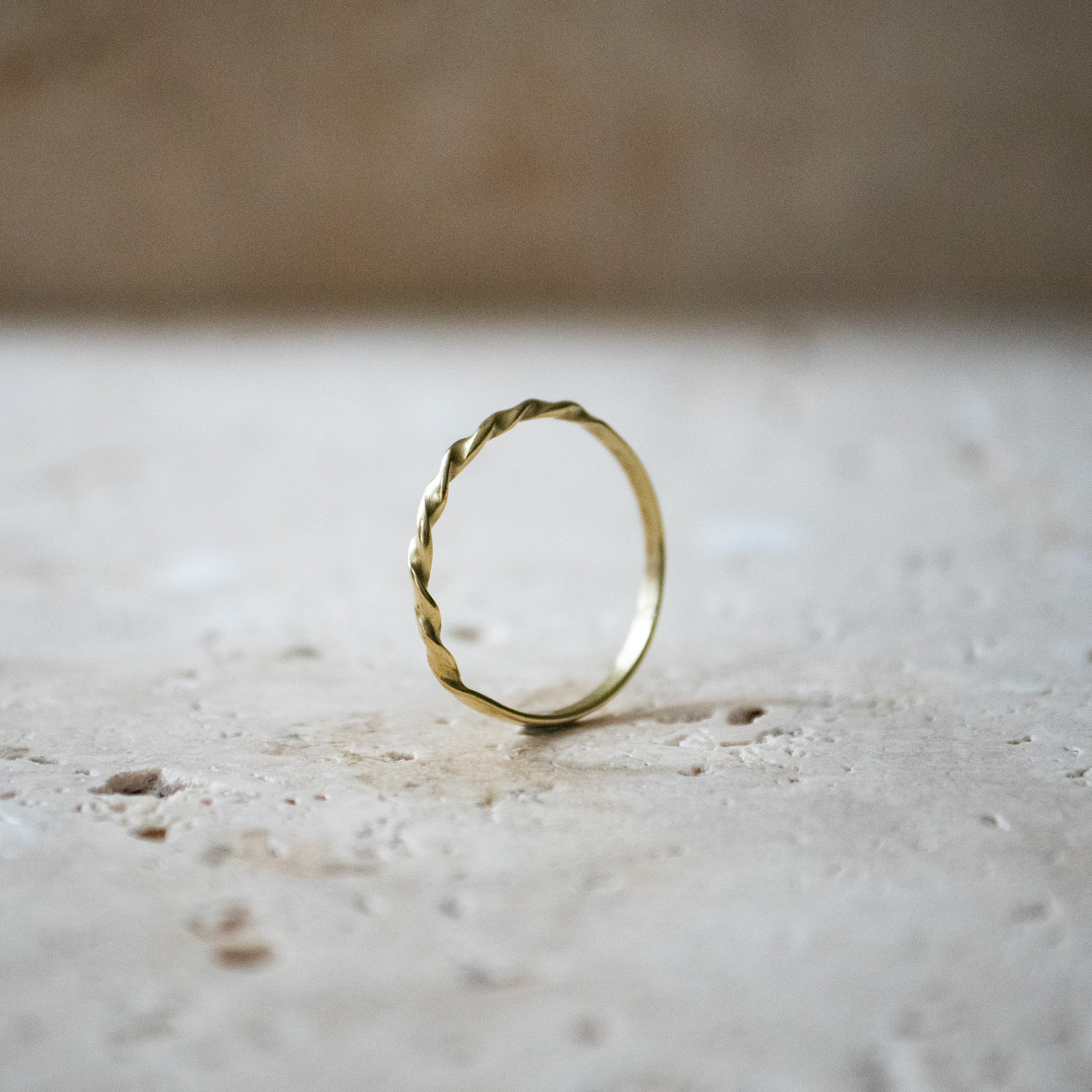 Feiner gedrehter Ring gold handgemacht - Stapelring aus Messing