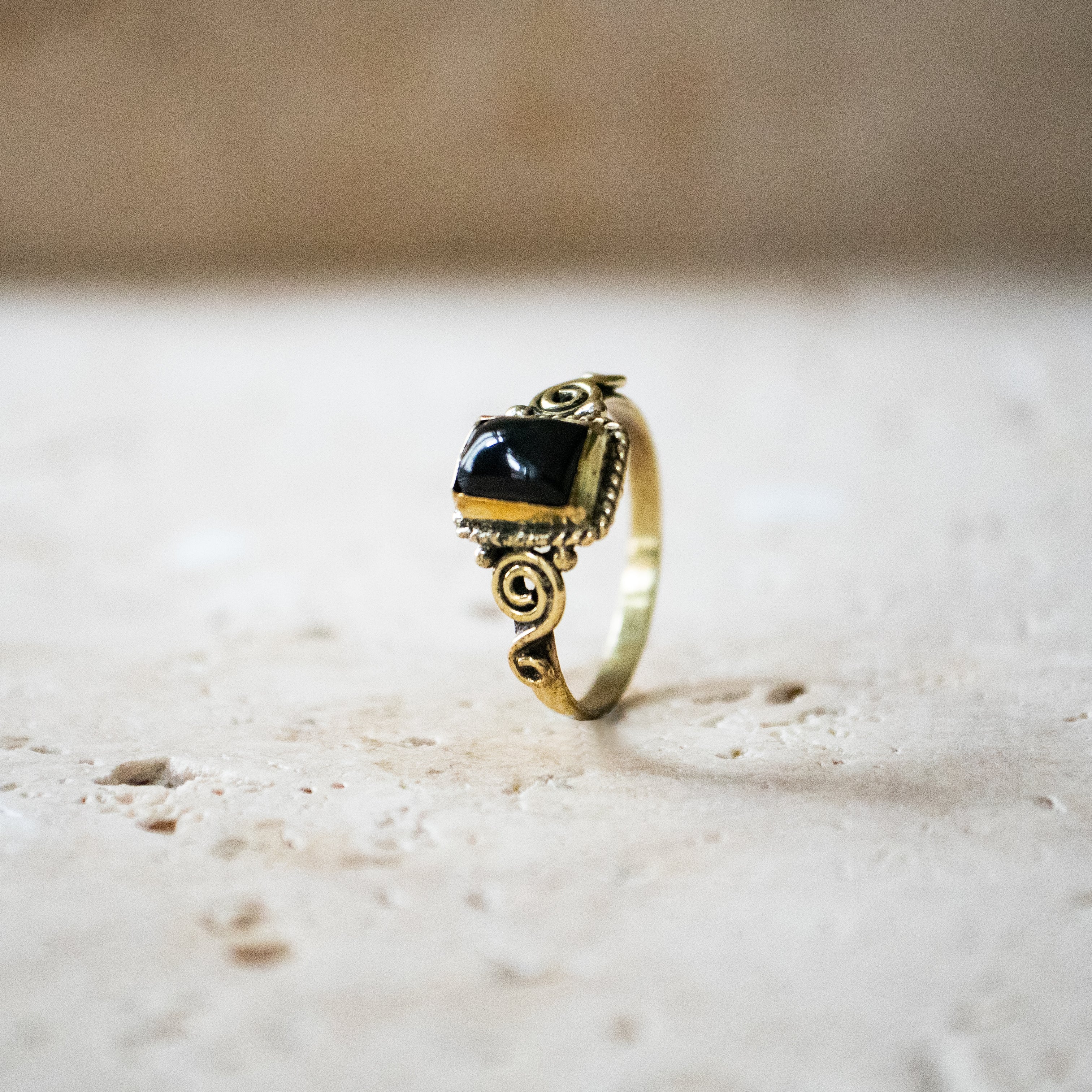 Schwarzer Onyx Ring eckig gold Jugendstil