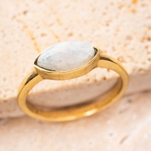 Ovaler Edelstein-Mondstein-Ring aus Messing gold | Minimalistischer Schmuck für Verlobungen und Geschenke - NooeBerlin