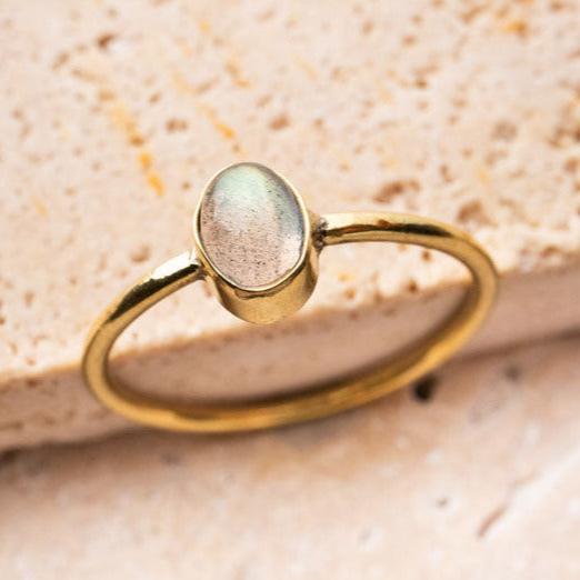 Feiner Labradorit Ring mit ovalem Stein handgemacht - NooeBerlin