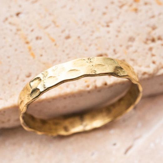 Gehämmerter Ring aus Messing handgemacht gold - NooeBerlin