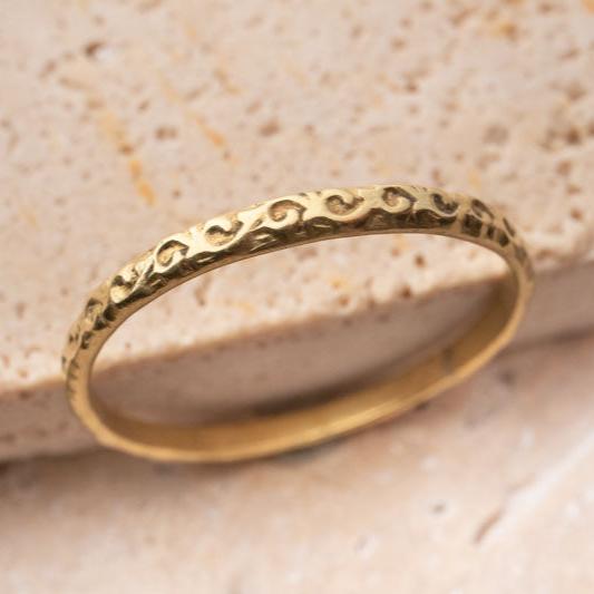 Verzierter Ring Gold - Stapelring aus Messing - NooeBerlin