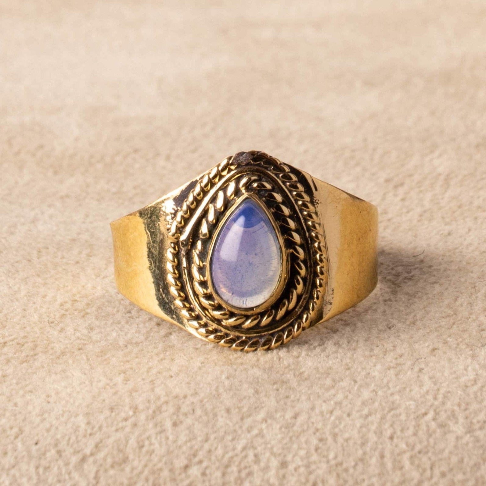 Opalring mit tränenförmigem Stein verziert boho gold