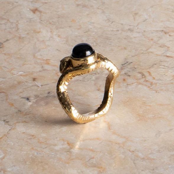 Schlange Ring gold schwarzer Onyx asymmetrisch handgemacht