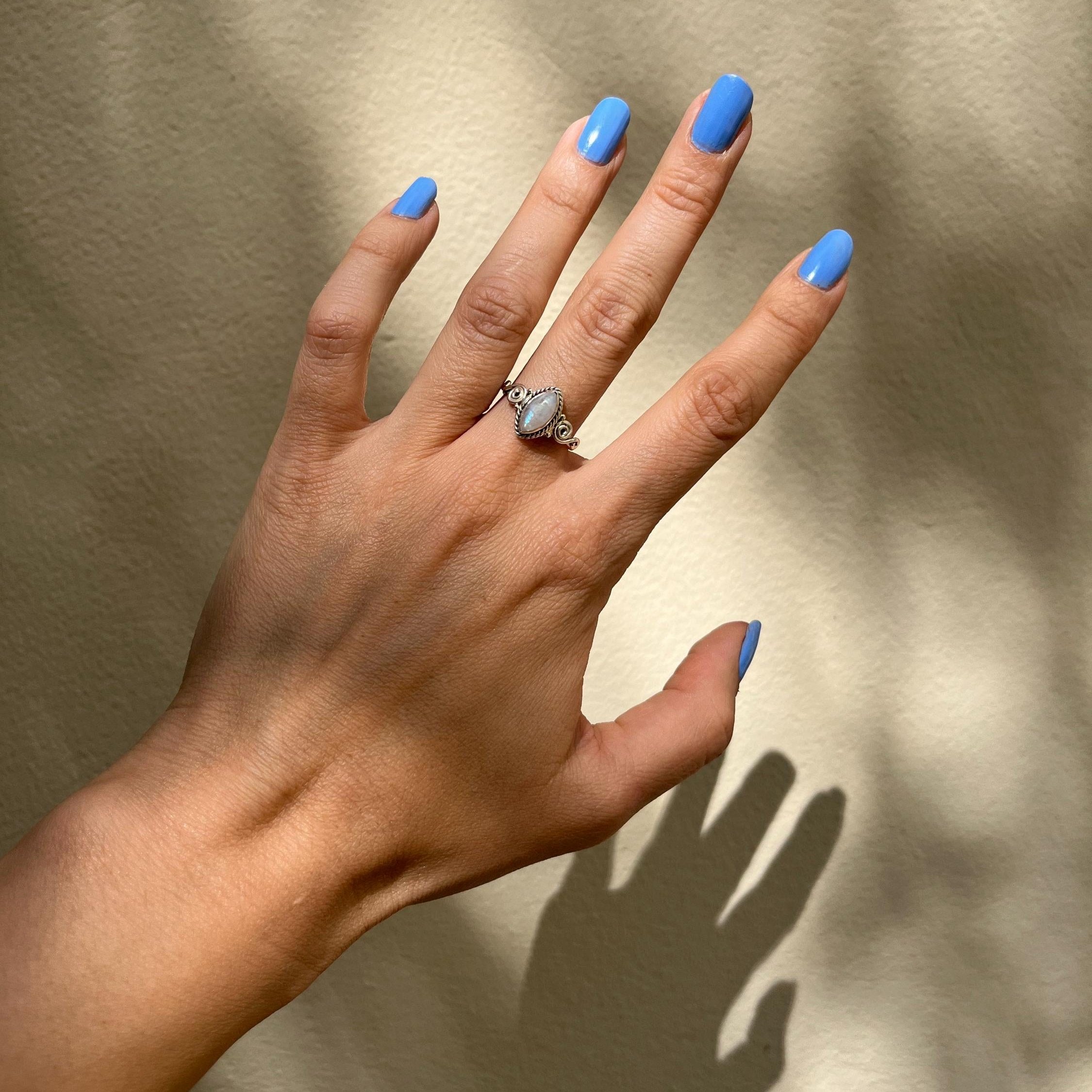 2.8. Feiner Mondstein Ring mit ovalem Stein 925 Sterling Silber handgemacht