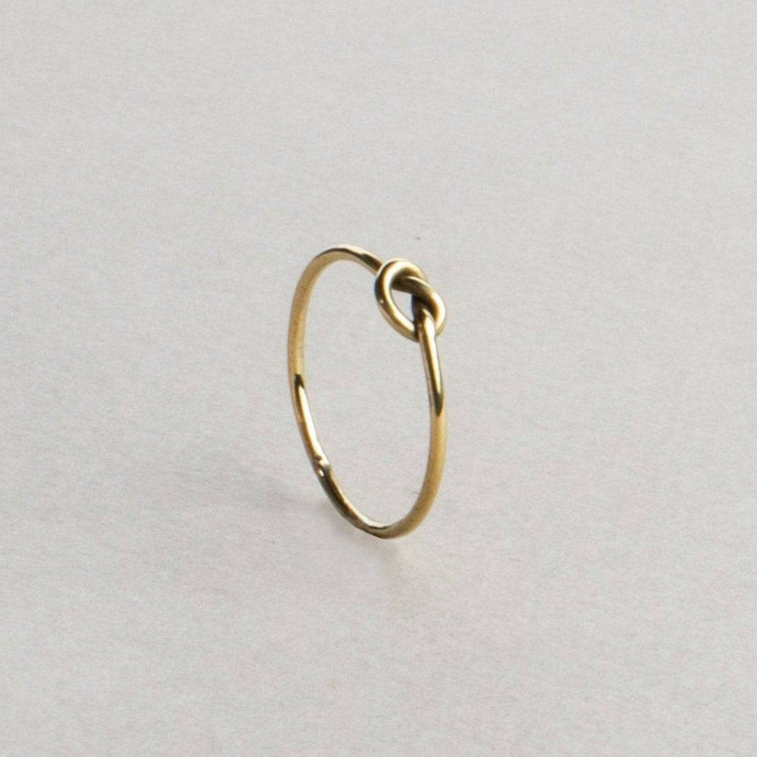 Feiner Ring mit Knoten gold handgemacht - NooeBerlin