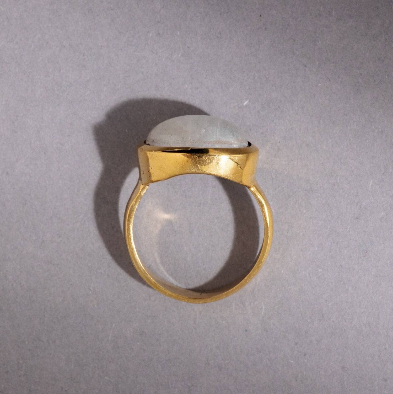 Großer Mondstein Ring mit ovalem Stein gold - NooeBerlin