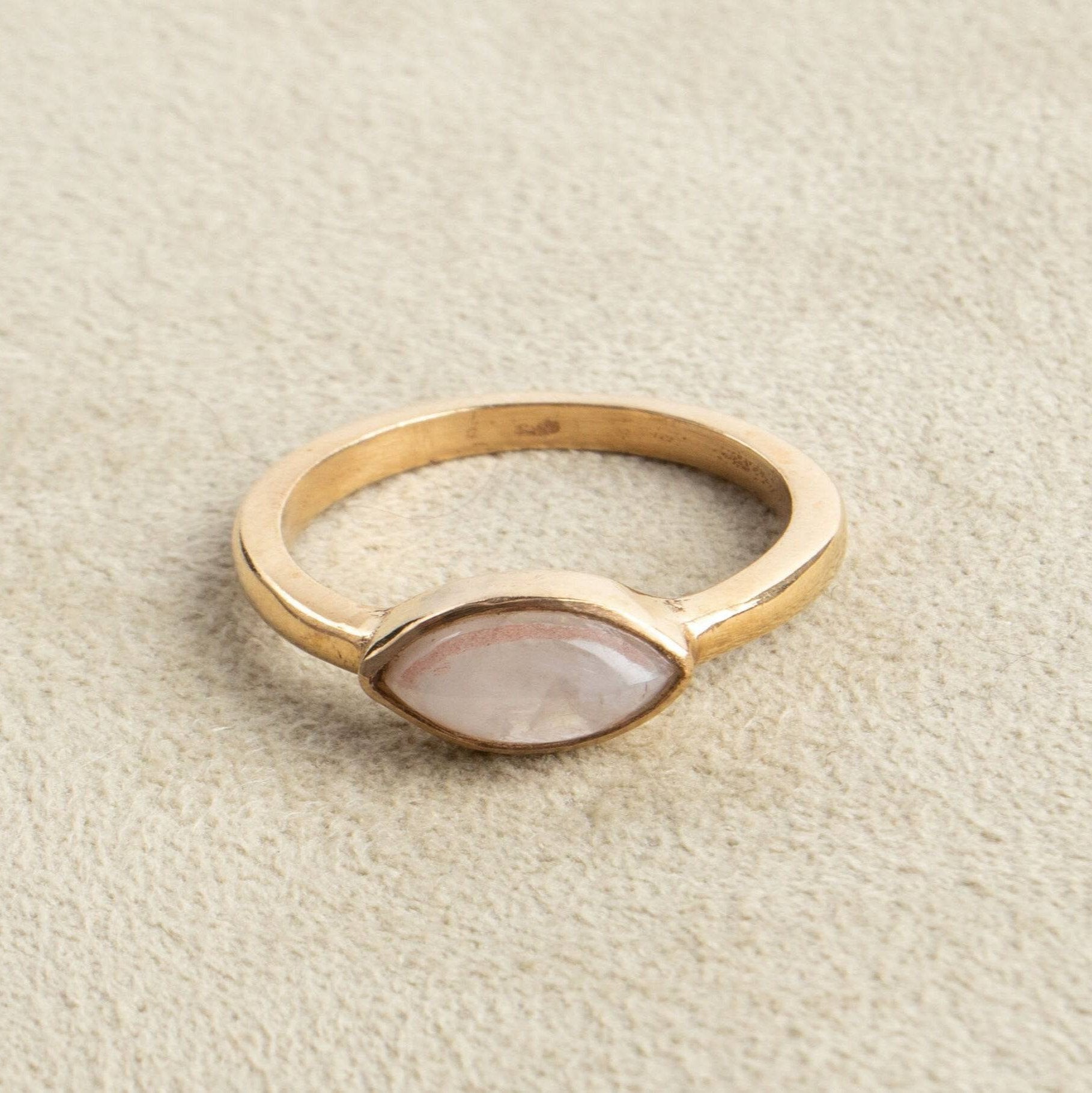 Ovaler Edelstein-Mondstein-Ring aus Messing gold | Minimalistischer Schmuck für Verlobungen und Geschenke - NooeBerlin