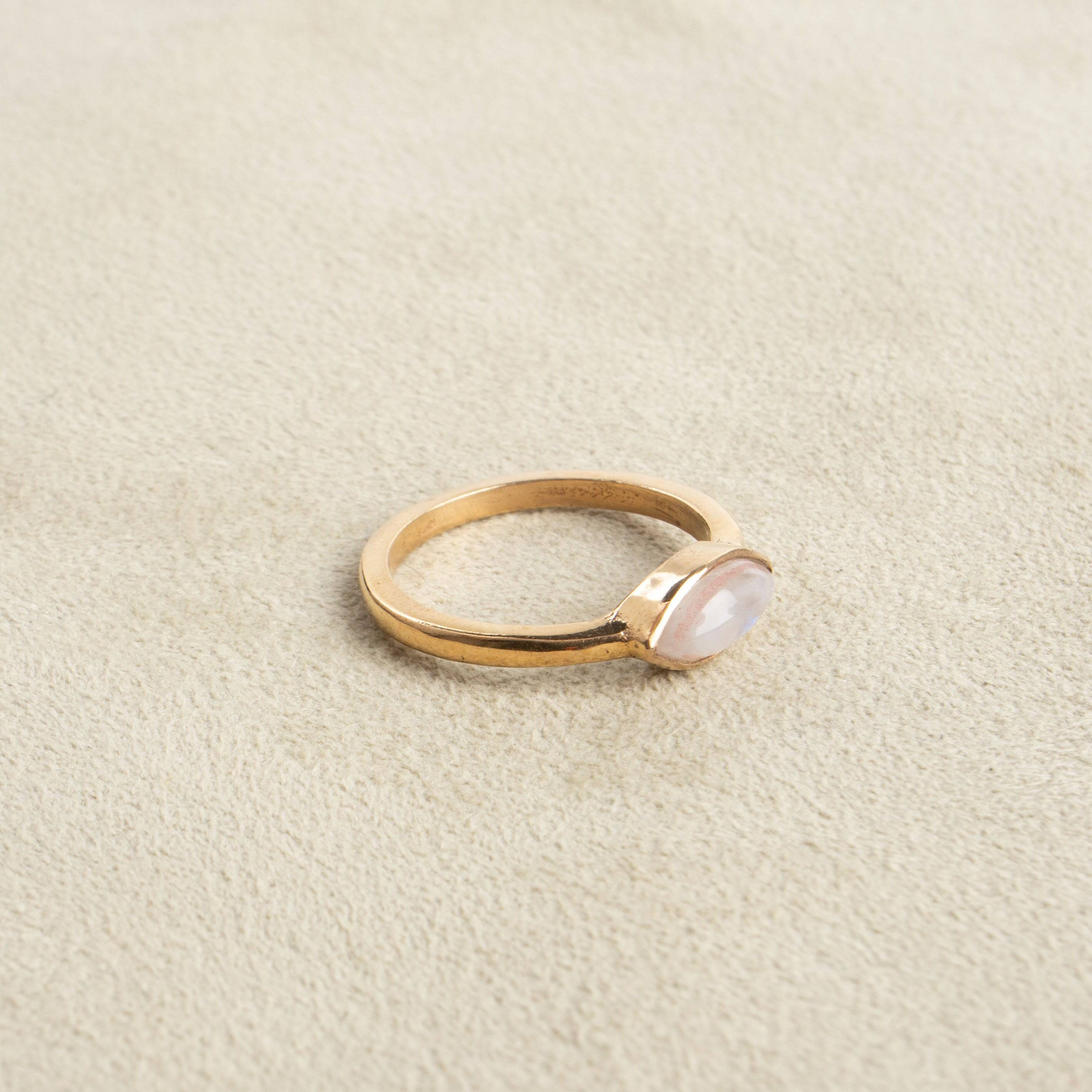 Ovaler Edelstein-Mondstein-Ring aus Messing gold | Minimalistischer Schmuck für Verlobungen und Geschenke - NooeBerlin