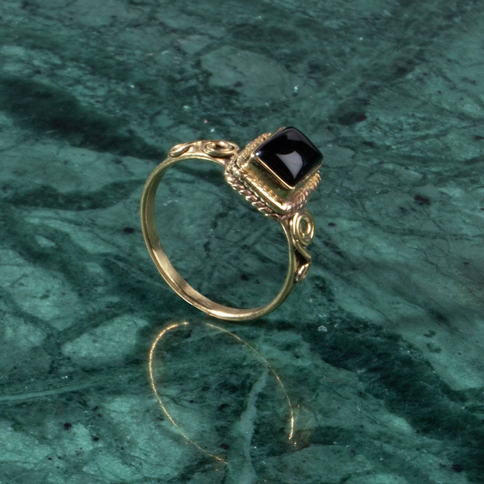 Schwarzer Onyx Ring eckig gold - NooeBerlin