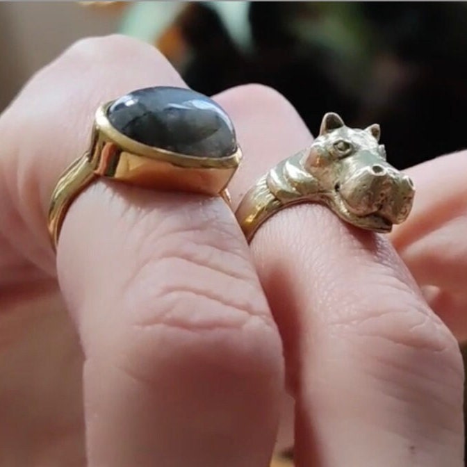 Großer Ring mit ovalem grüner Onyx gold